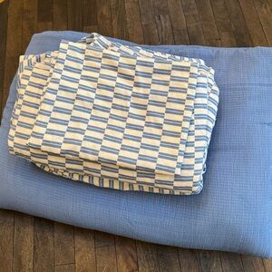 Twin XL Bedding set. Comforter and sheet set.